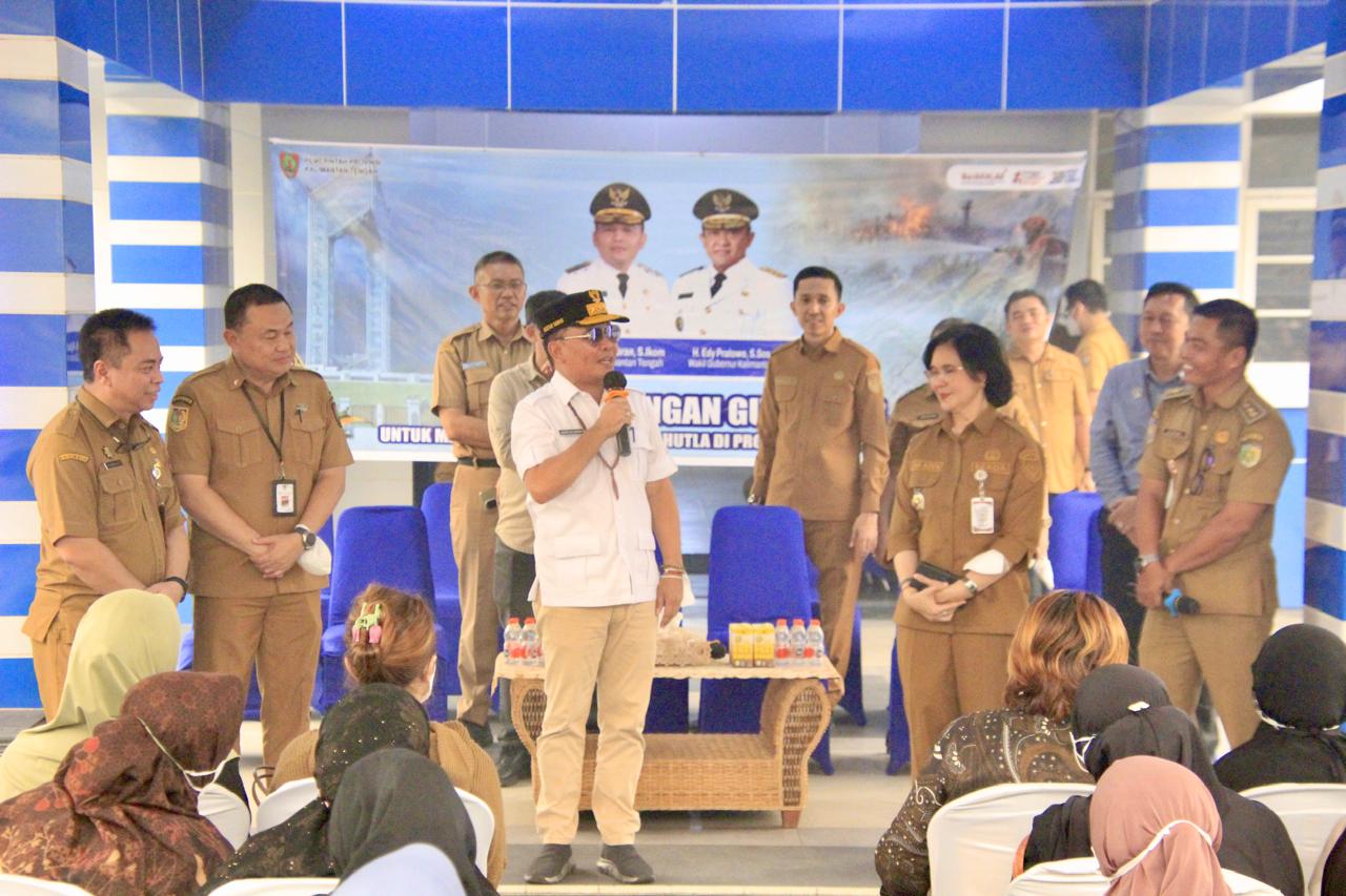 Gubernur Agustiar Sabran Hadir di Pahandut Seberang, Bantuan Pangan dan BLT KHBS Disalurkan
