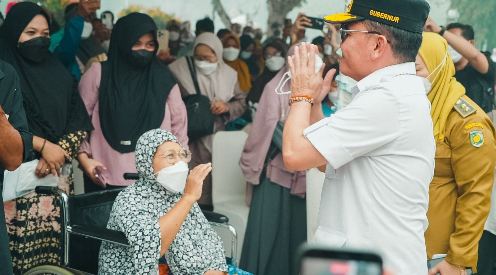 Hadapi Dampak Karhutla, Gubernur Agustiar Sabran Salurkan Bantuan Pangan dan BLT KHBS bagi Warga Panarung   