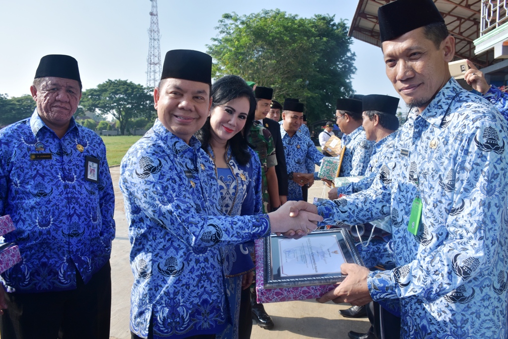 Bupati Kapuas Berikan Penghargaan Kepada OPD yang Aktif Dalam Pengelolaan Layanan Publik