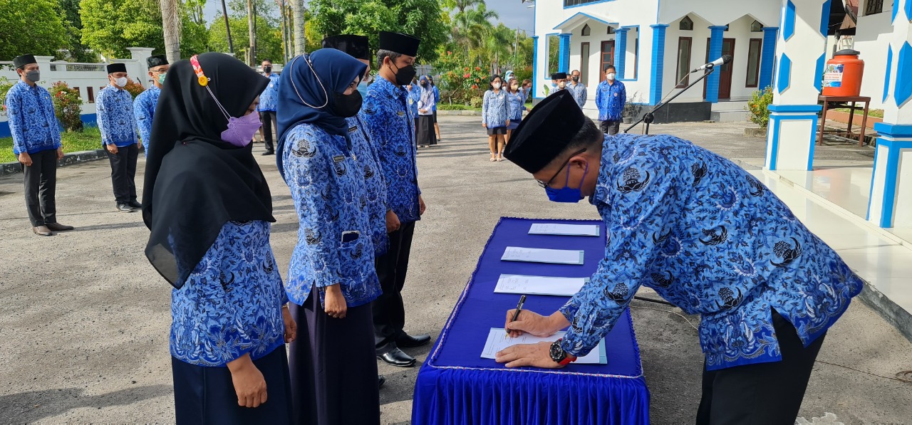 Kadislutkan Prov Kalteng Pimpin Pelantikan dan Pengambilan Sumpah/Janji JFT dan PNS