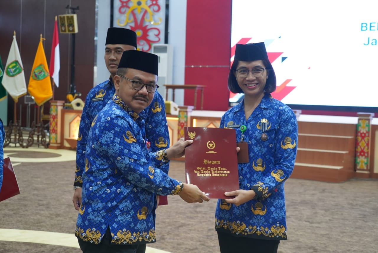 Rangkaian Upacara HUT Ke 51 KORPRI, Pemprov Kalteng Selenggarakan Penganugerahan Tanda Kehormatan Satyalancana Karya Satya