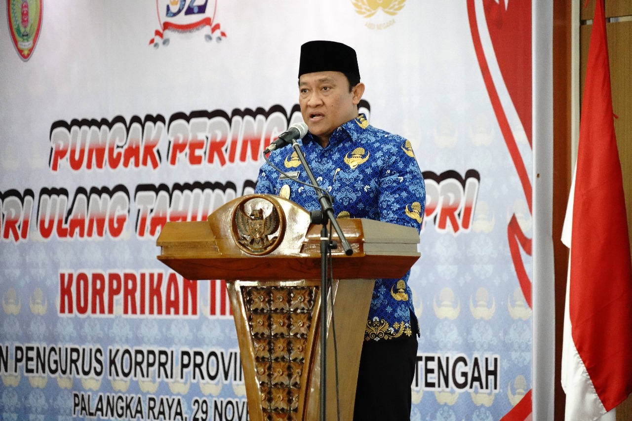 Wagub Edy Pratowo Sematkan Tanda Kehormatan Satyalancana Karya Satya Kepada 49 Orang ASN di Lingkup Pemprov Kalteng