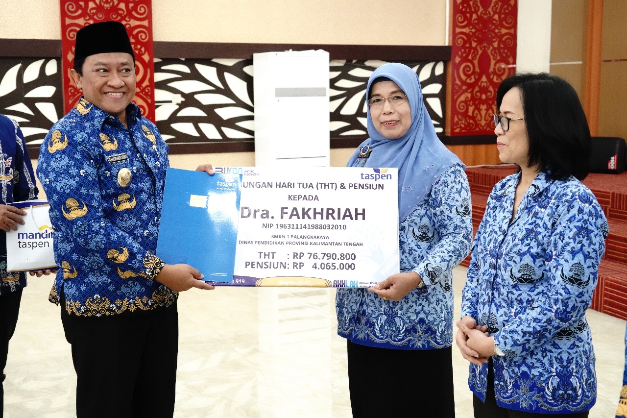Wagub Edy Pratowo Sematkan Tanda Kehormatan Satyalancana Karya Satya Kepada 49 Orang ASN di Lingkup Pemprov Kalteng