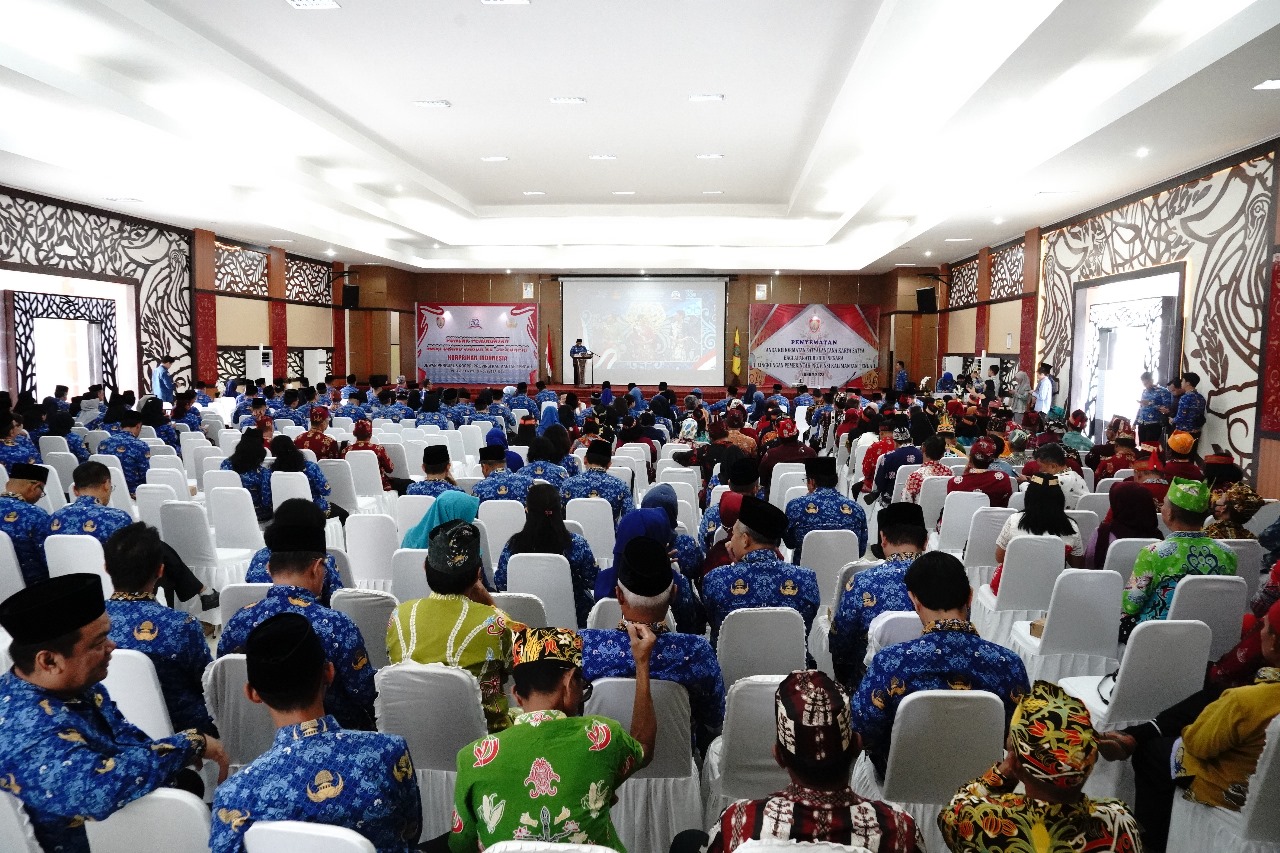 Wagub Edy Pratowo Sematkan Tanda Kehormatan Satyalancana Karya Satya Kepada 49 Orang ASN di Lingkup Pemprov Kalteng