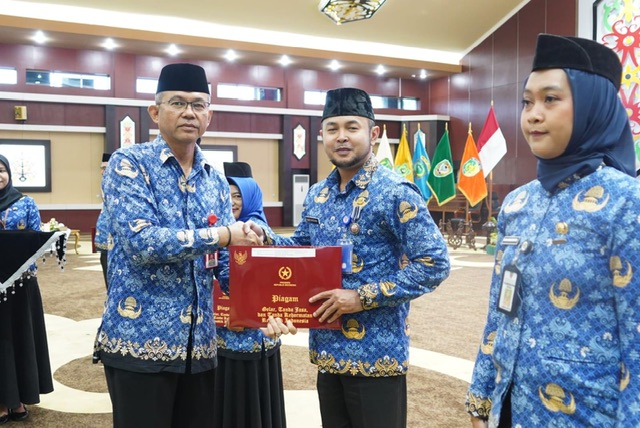 Plh Sahli Gubernur Akhmad Husain Pimpin Upacara Peringatan HUT ke 53 KORPRI di lingkup Pemprov Kalteng Tahun 2024