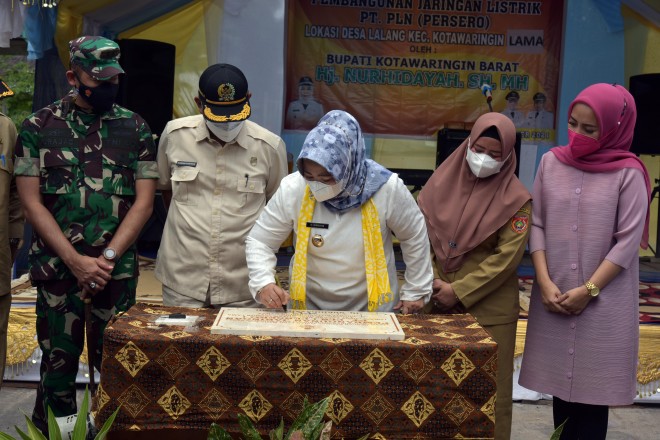 Momen Bersejarah, Bupati Hj Nurhidayah Resmikan Jaringan Listrik Desa Lalang