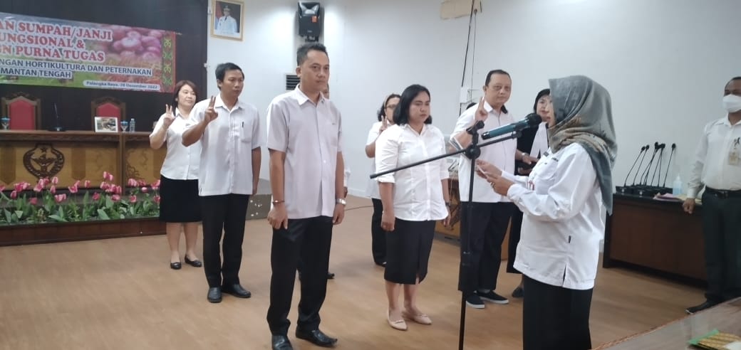 Kepala Dinas Sunarti Lantik 22 Pejabat Fungsional Lingkup Dinas TPHP Prov. Kalteng