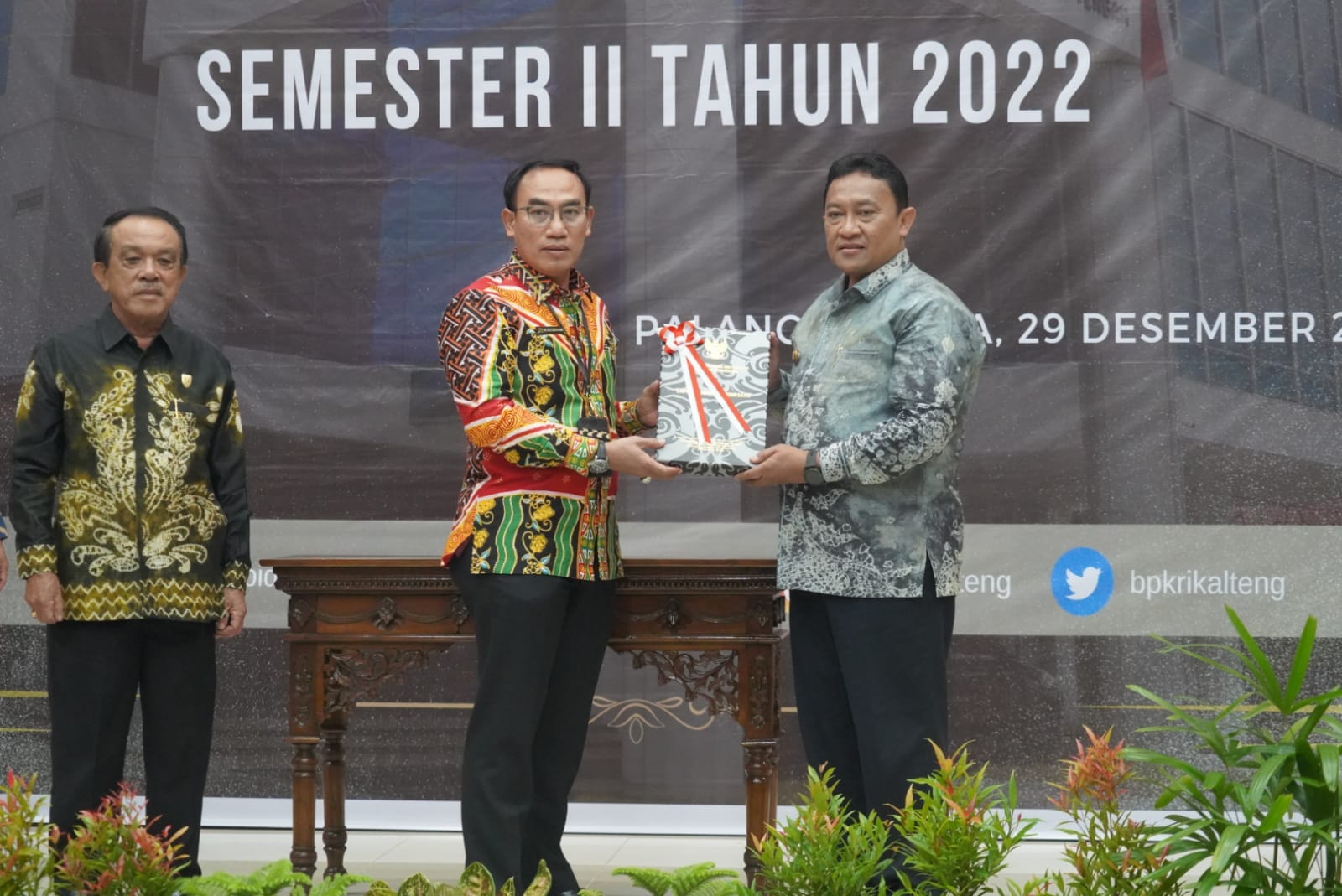 Wagub Edy Pratowo Terima Laporan Hasil Pemeriksaan Kinerja dan Dengan Tujuan Tertentu Semester II Tahun 2022