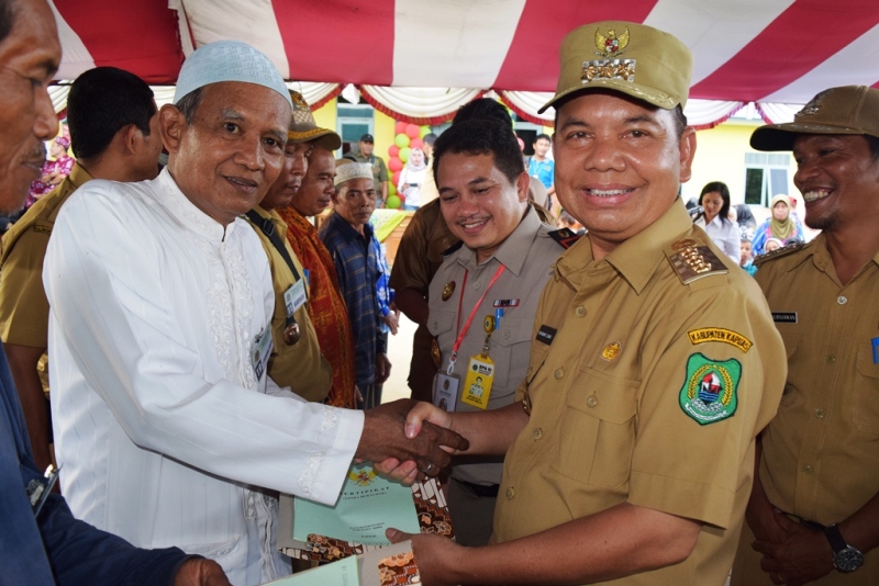 Bupati Serahkan Sertifikat Tanah dan Resmikan Puskesmas