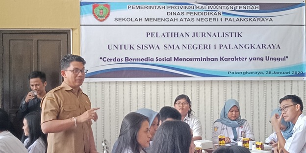 Bekal Terbitkan Buletin Sekolah, SMA Negeri 1 Palangka Raya Gelar Pelatihan Jurnalistik 