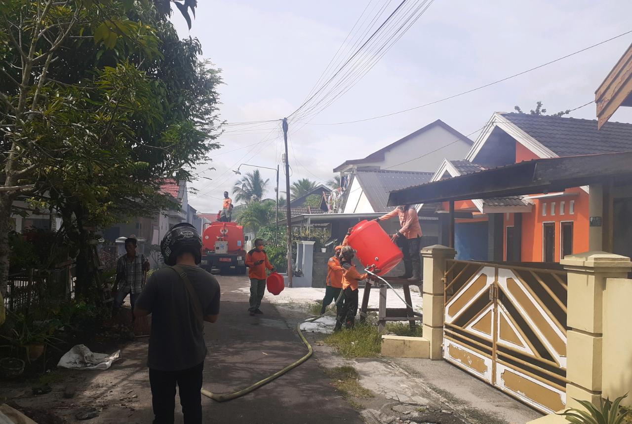 Pembagian Cairan Disinfektan ke Warga Kelurahan Bukit Tunggal Palangka Raya