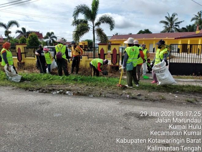 Bersama Warga Kumai, DLH Kobar Gelar Giat Jumat Bersih di TPS Pasar Tanjung Puting