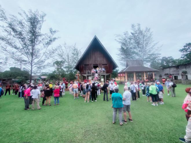 Ratusan Wisatawan Cruise MV Ocean Odyssey Kunjungi Tempat Wisata di Kobar