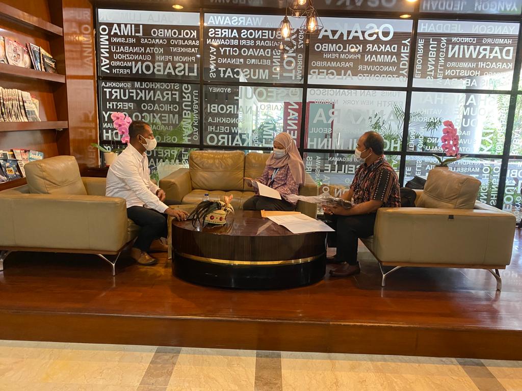 DEKRANASDA KALTENG PROMOSIKAN PAKAIAN ADAT DAYAK KE KBRI SANTIAGO-CHILE