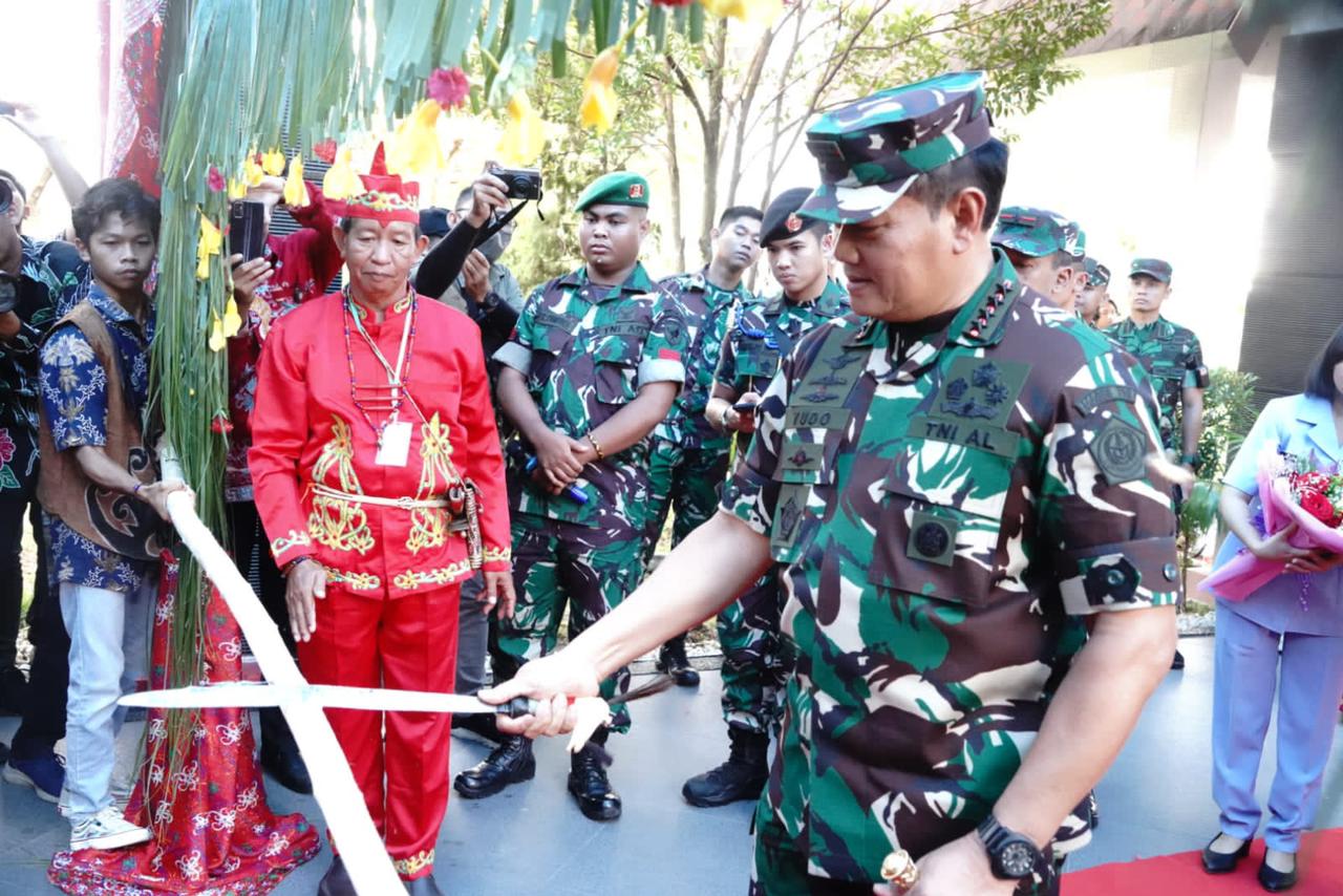 Gubernur Kalteng Sugianto Sabran Sambut Kedatangan Panglima TNI Laksamana Yudo Margono