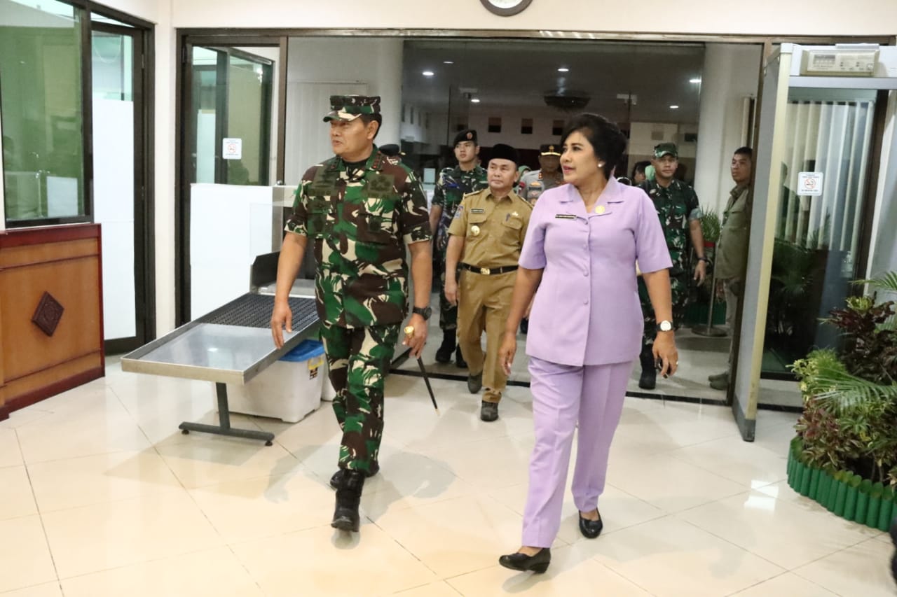 Selesai Laksanakan Kunker di Kalteng, Panglima TNI Bertolak ke Makassar Dilepas oleh Gubernur Sugianto Sabran