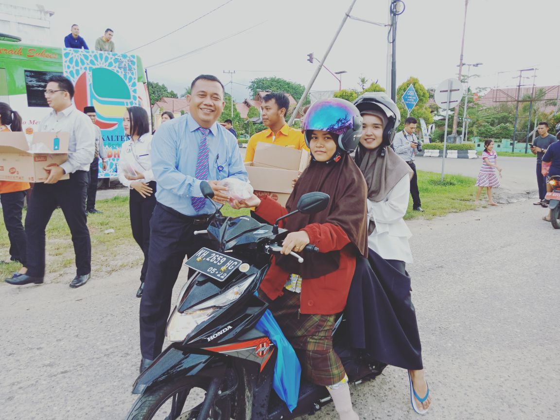 Bank Kalteng Kuala Kurun Bagikan Takjil
