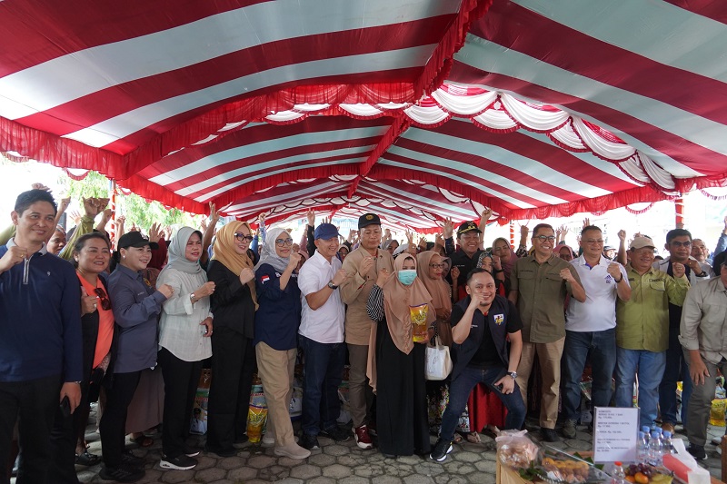 Buka Pasar Murah di Halaman Disperindag Kab. Kapuas, Wagub Kalteng Bagikan 3000 Paket Sembako Gratis