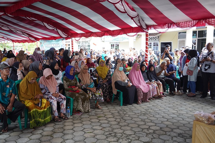Buka Pasar Murah di Halaman Disperindag Kab. Kapuas, Wagub Kalteng Bagikan 3000 Paket Sembako Gratis