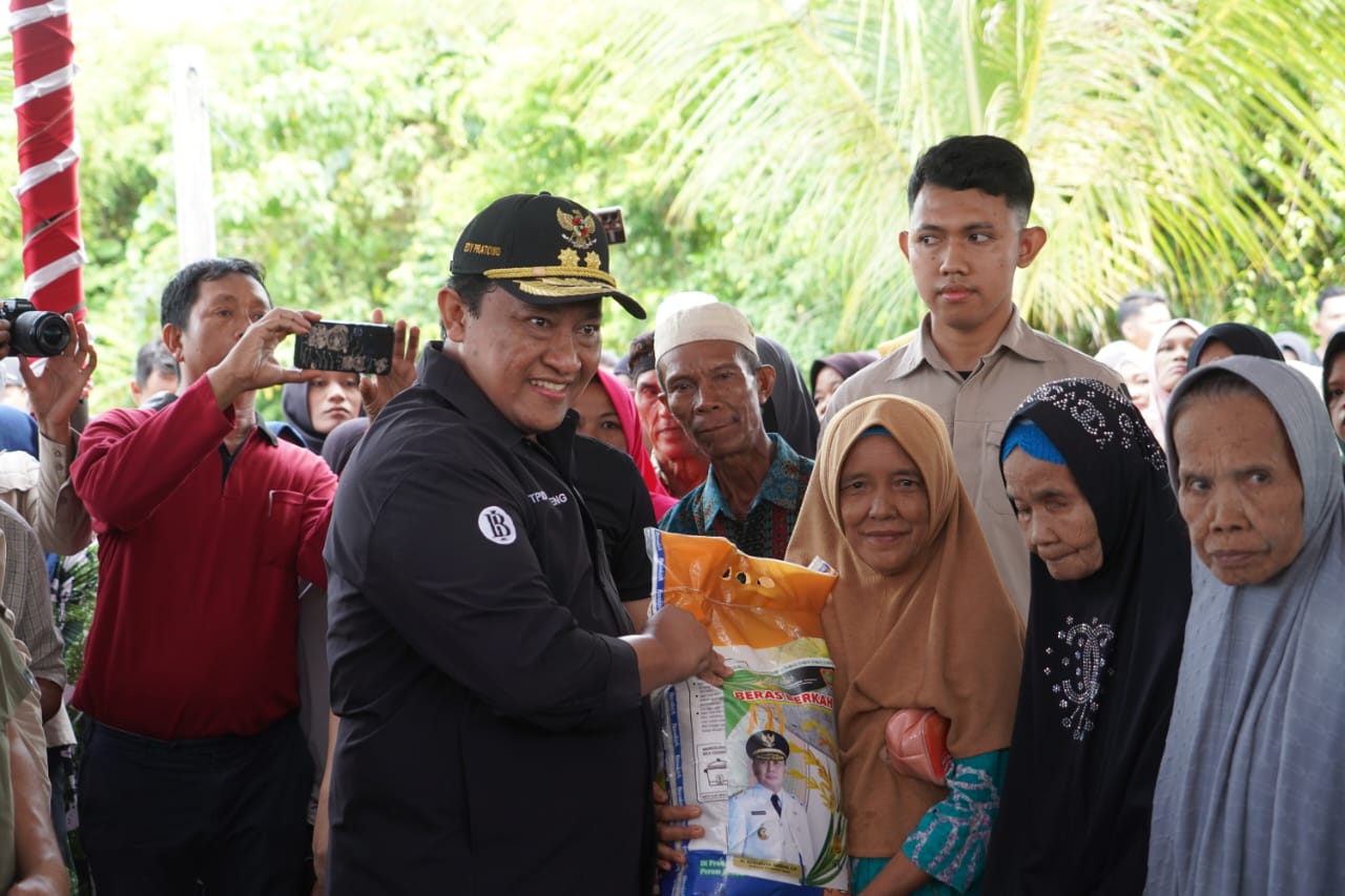 Kali ini Wagub Kalteng H. Edy Pratowo Buka Pasar Murah di Desa Palinget Kabupaten Kapuas, Salurkan 2000 Paket Sembako