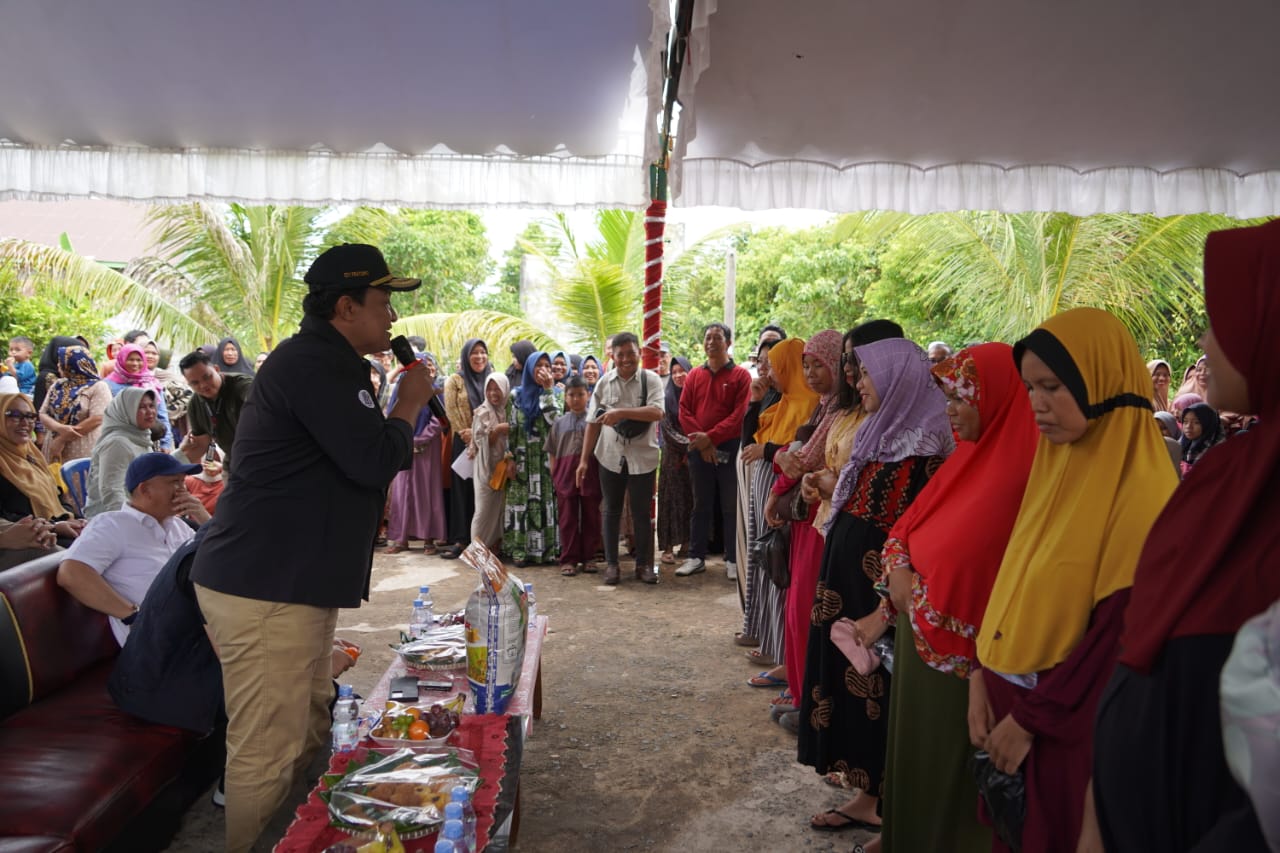 Kali ini Wagub Kalteng H. Edy Pratowo Buka Pasar Murah di Desa Palinget Kabupaten Kapuas, Salurkan 2000 Paket Sembako