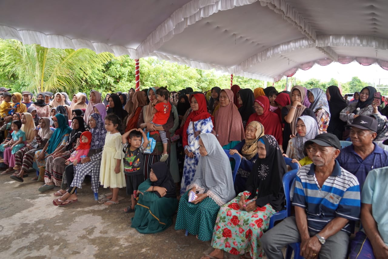 Kali ini Wagub Kalteng H. Edy Pratowo Buka Pasar Murah di Desa Palinget Kabupaten Kapuas, Salurkan 2000 Paket Sembako
