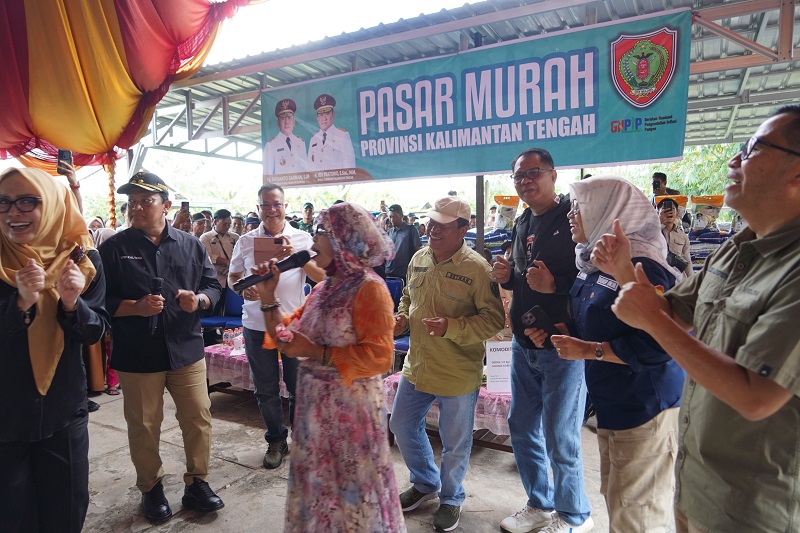 Masyarakat Antusias, Wagub H. Edy Pratowo Buka Pasar Murah dan Salurkan 2000 Paket Sembako Murah di Kecamatan Basarang