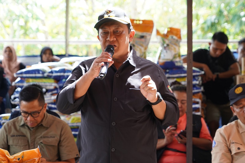 Masyarakat Antusias, Wagub H. Edy Pratowo Buka Pasar Murah dan Salurkan 2000 Paket Sembako Murah di Kecamatan Basarang