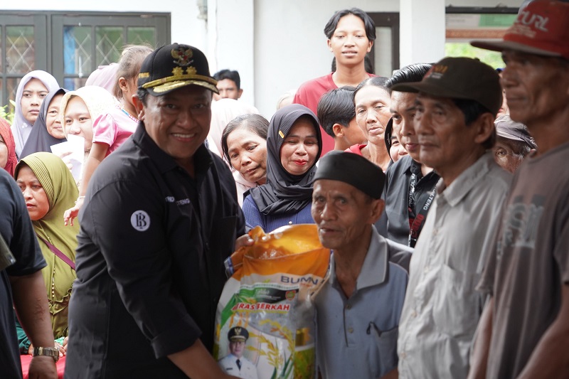 Masyarakat Antusias, Wagub H. Edy Pratowo Buka Pasar Murah dan Salurkan 2000 Paket Sembako Murah di Kecamatan Basarang
