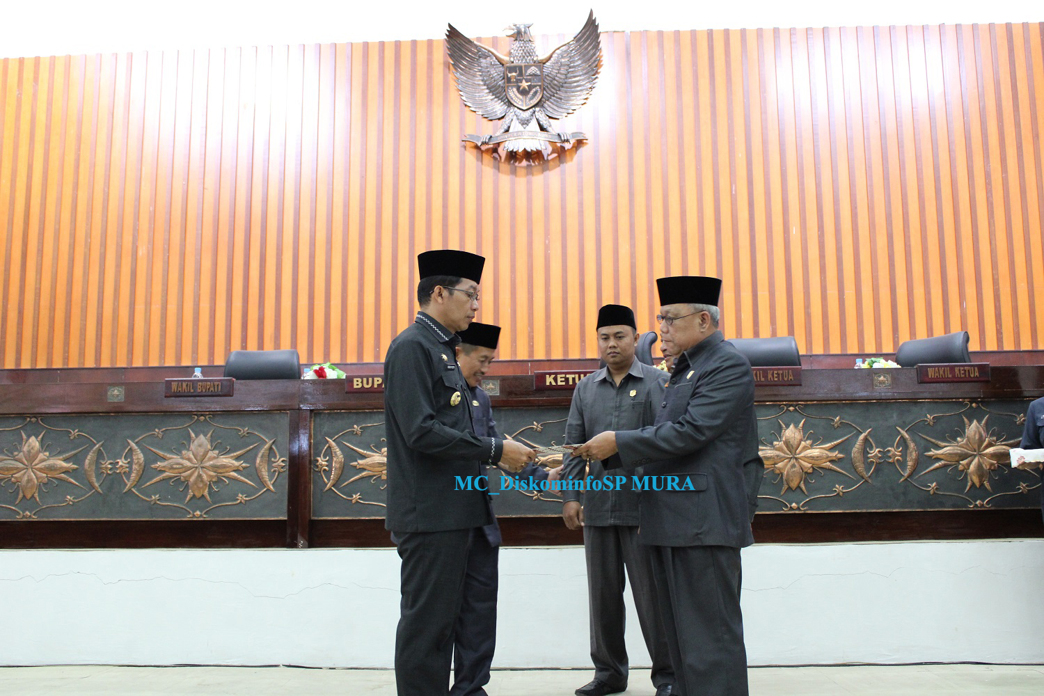 Bupati Murung Raya Secara Simbolis Menyerahkan  KUPA/PPAS  RAPBDP TA 2019