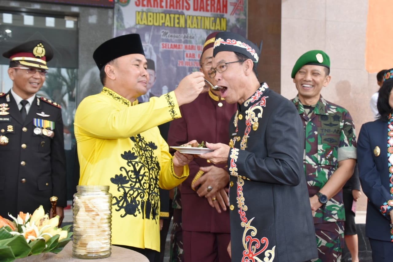 Gubernur Kalteng Melakukan Pemotongan Panginan Sukup Simpan, Tanda Syukur Atas Usia ke-17 Kabupaten Katingan