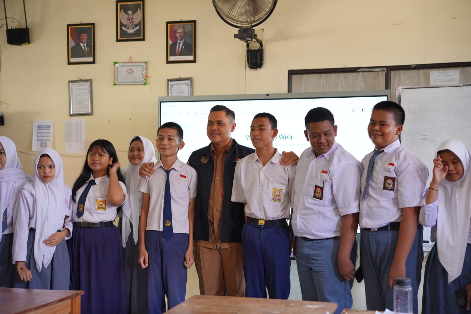 Plt. Kadisdik Kalteng Sidak ke SMKN 2 Palangka Raya, Sosialisasikan Program Seragam Gratis Tepat Sasaran