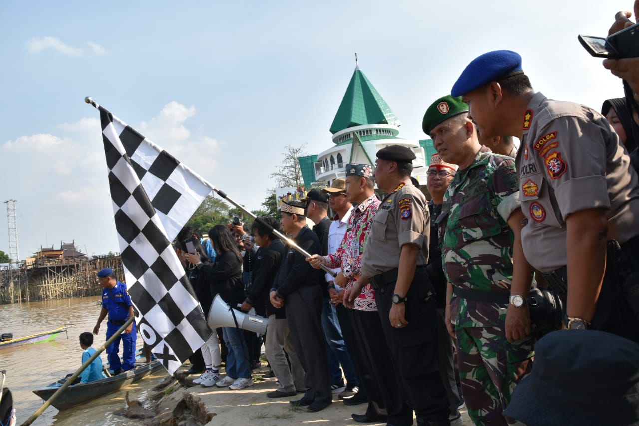 Boat Festival di Bawah Jembatan Kahayan Resmi Dibuka