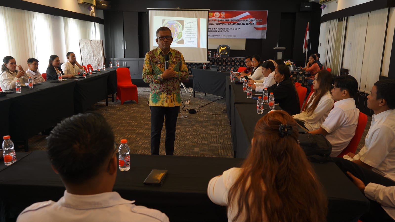 Kaban Kesbangpol Kalteng Dorong Kepemimpinan dari Hati dan Kesadaran Diri pada Pelatihan Peningkatan Kapasitas Aparatur Desa