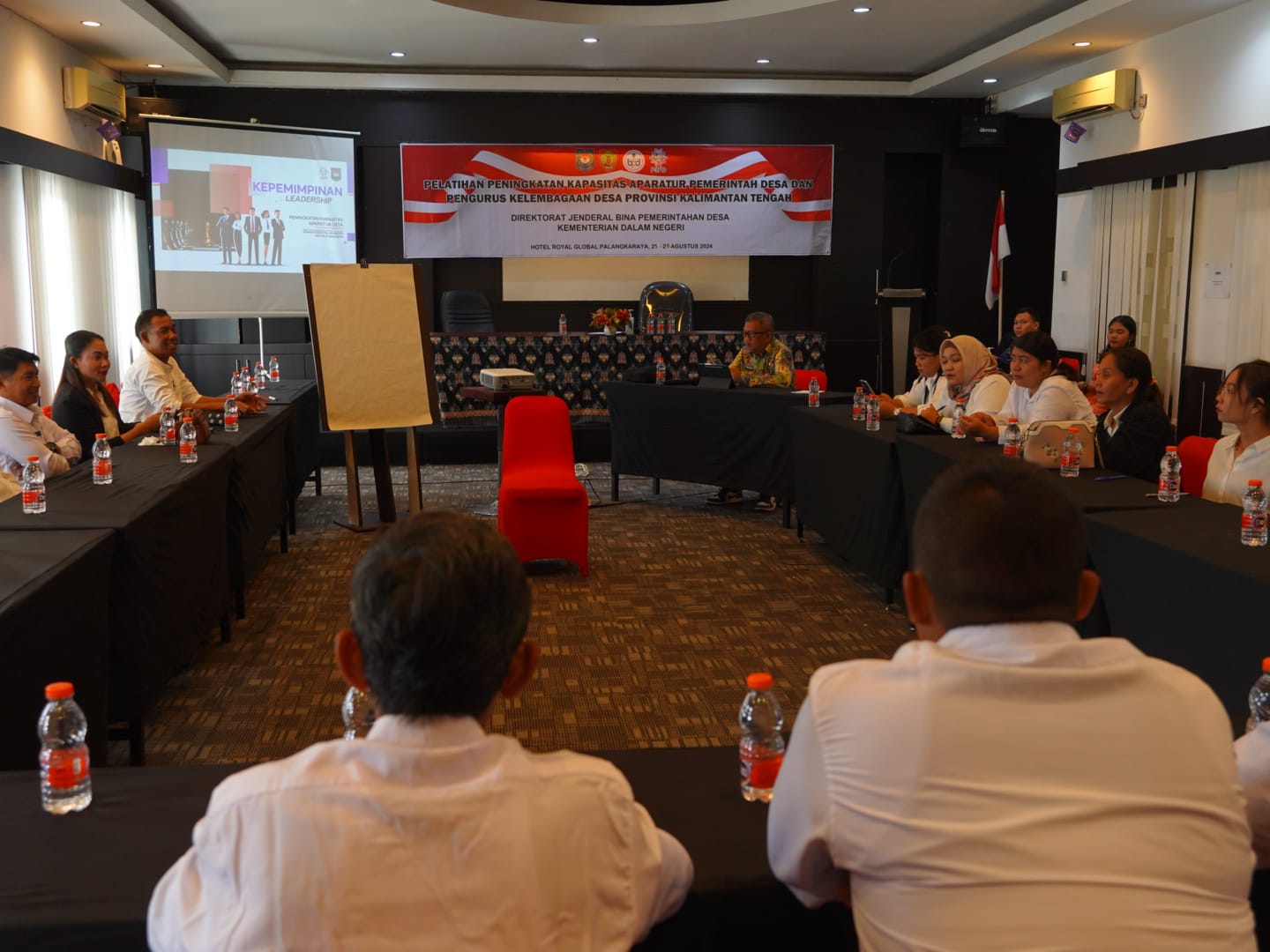 Kaban Kesbangpol Kalteng Dorong Kepemimpinan dari Hati dan Kesadaran Diri pada Pelatihan Peningkatan Kapasitas Aparatur Desa
