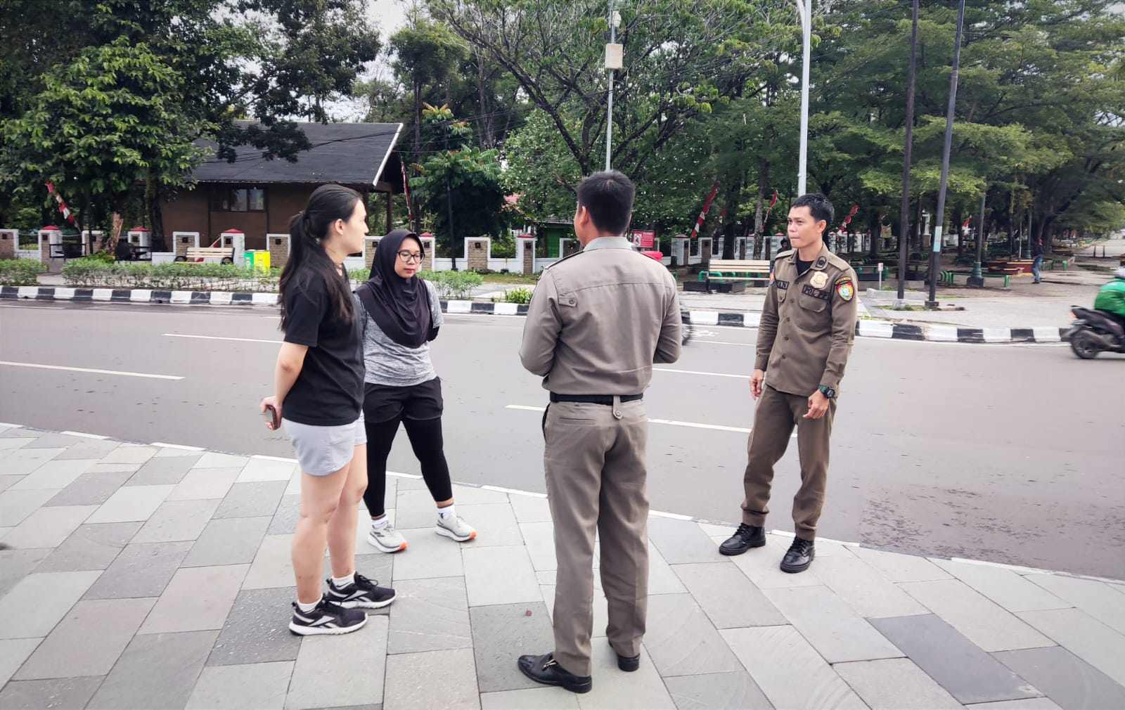 Satpol PP PAM di Bundaran Besar, Pelayanan Masyarakat Bantu Pejalan Kaki dan Mengatur Lalu Lintas