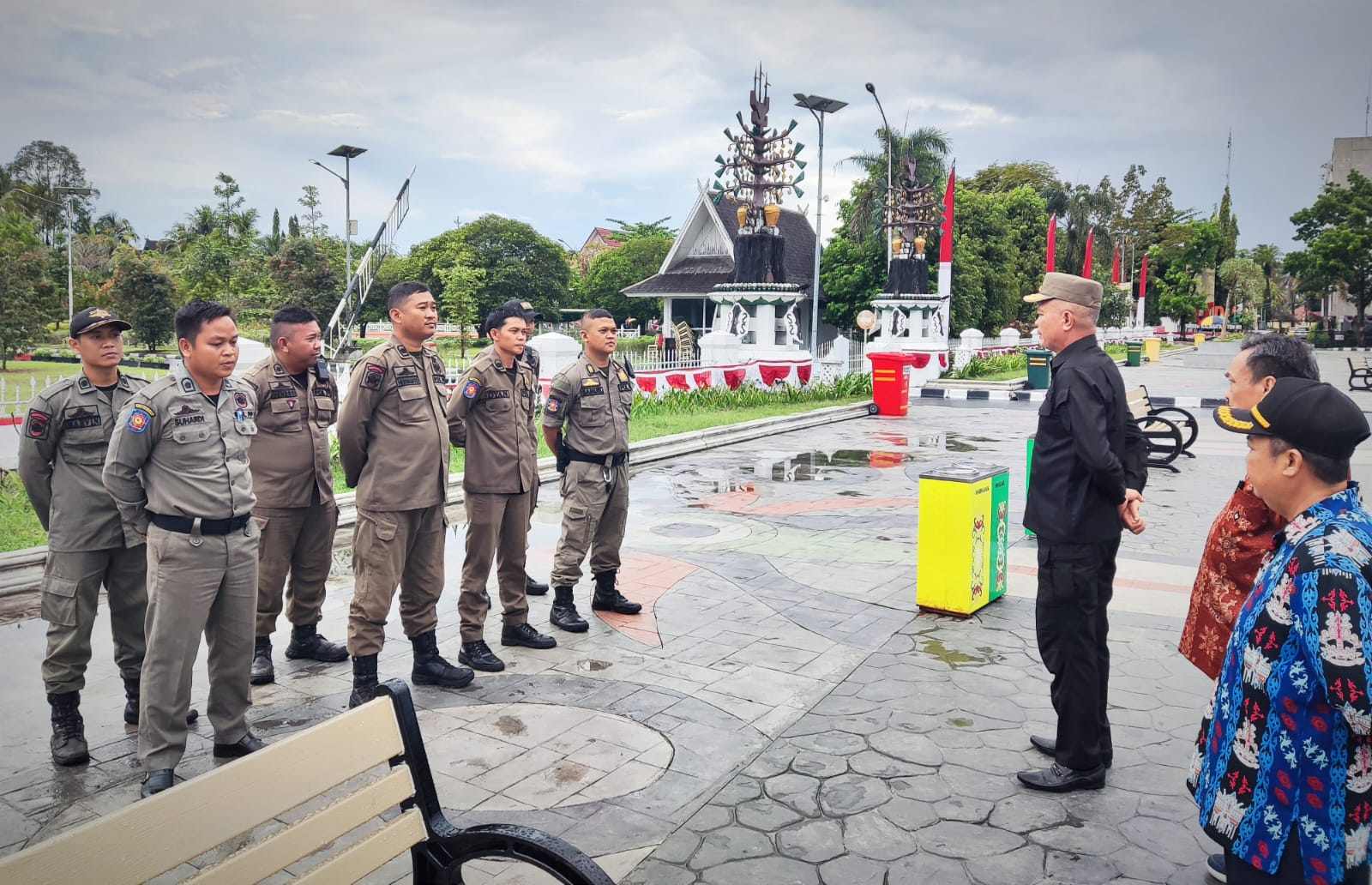 Satpol PP PAM di Bundaran Besar, Pelayanan Masyarakat Bantu Pejalan Kaki dan Mengatur Lalu Lintas