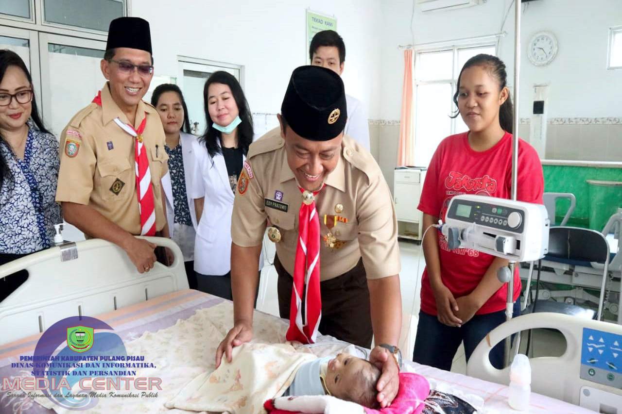 Bupati Pulang Pisau Besuk Bayi Rachel Srilia