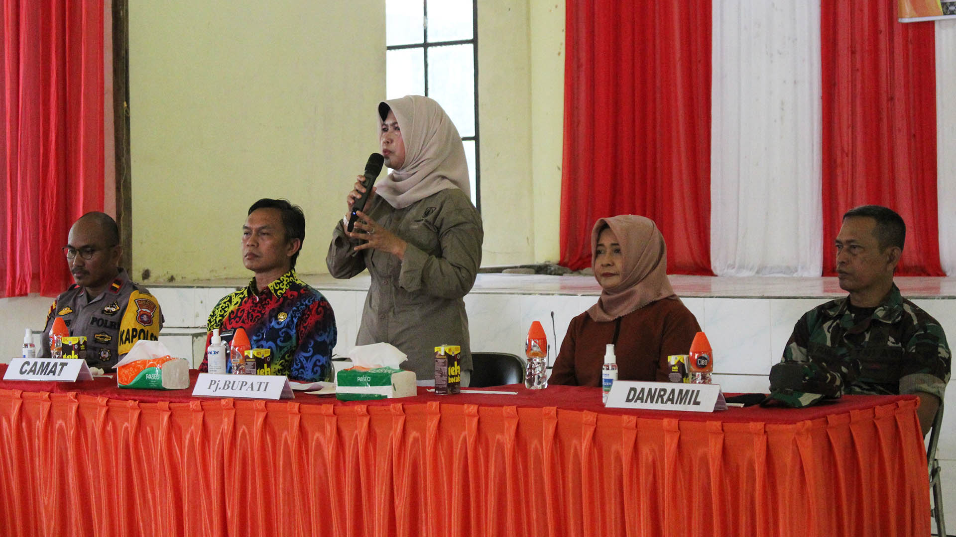 Pj. Bupati Barsel Serahkan Bantuan Sosial Untuk Kecamatan Gunung Bintang Awai