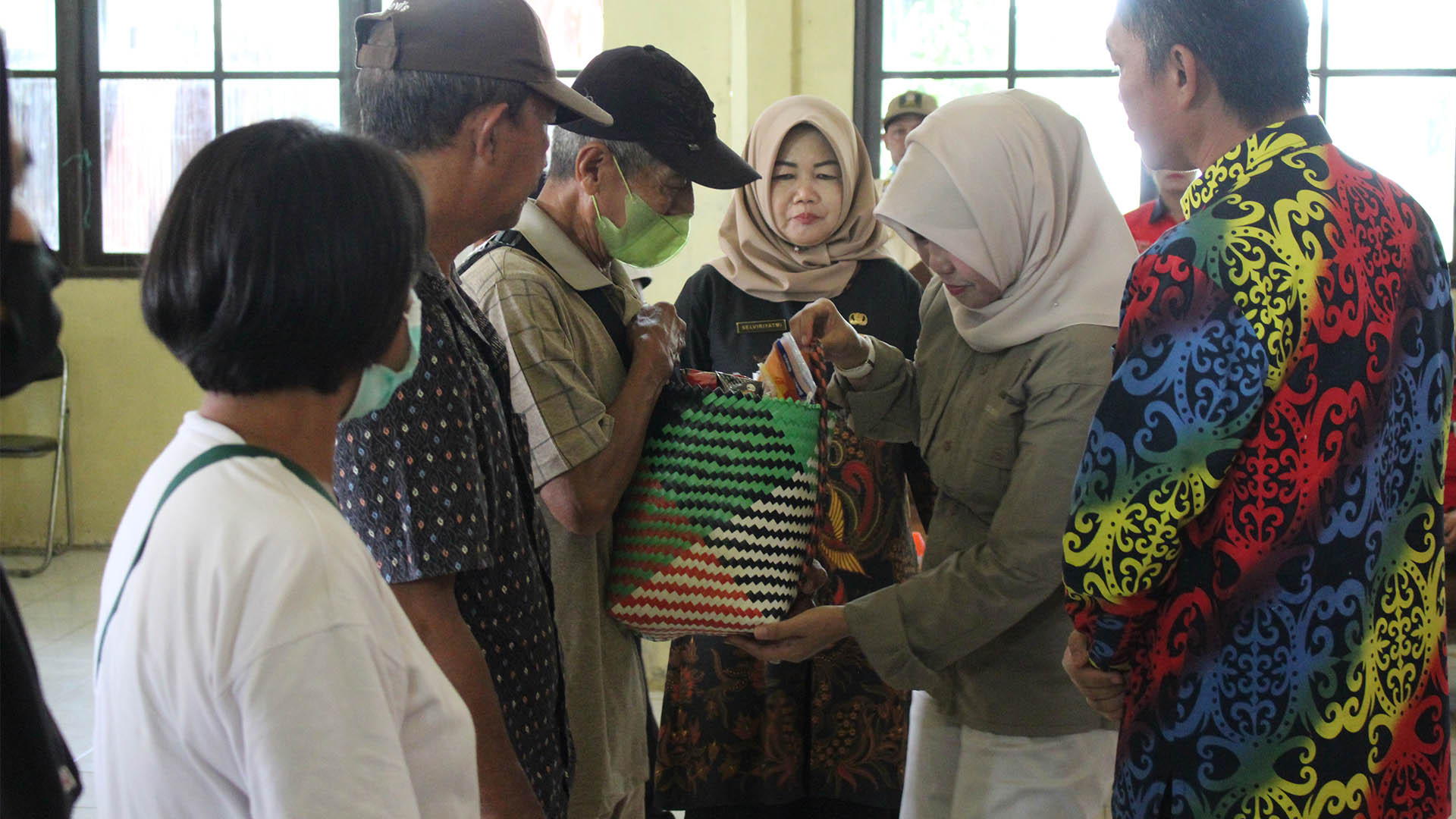Pj. Bupati Barsel Serahkan Bantuan Sosial Untuk Kecamatan Gunung Bintang Awai