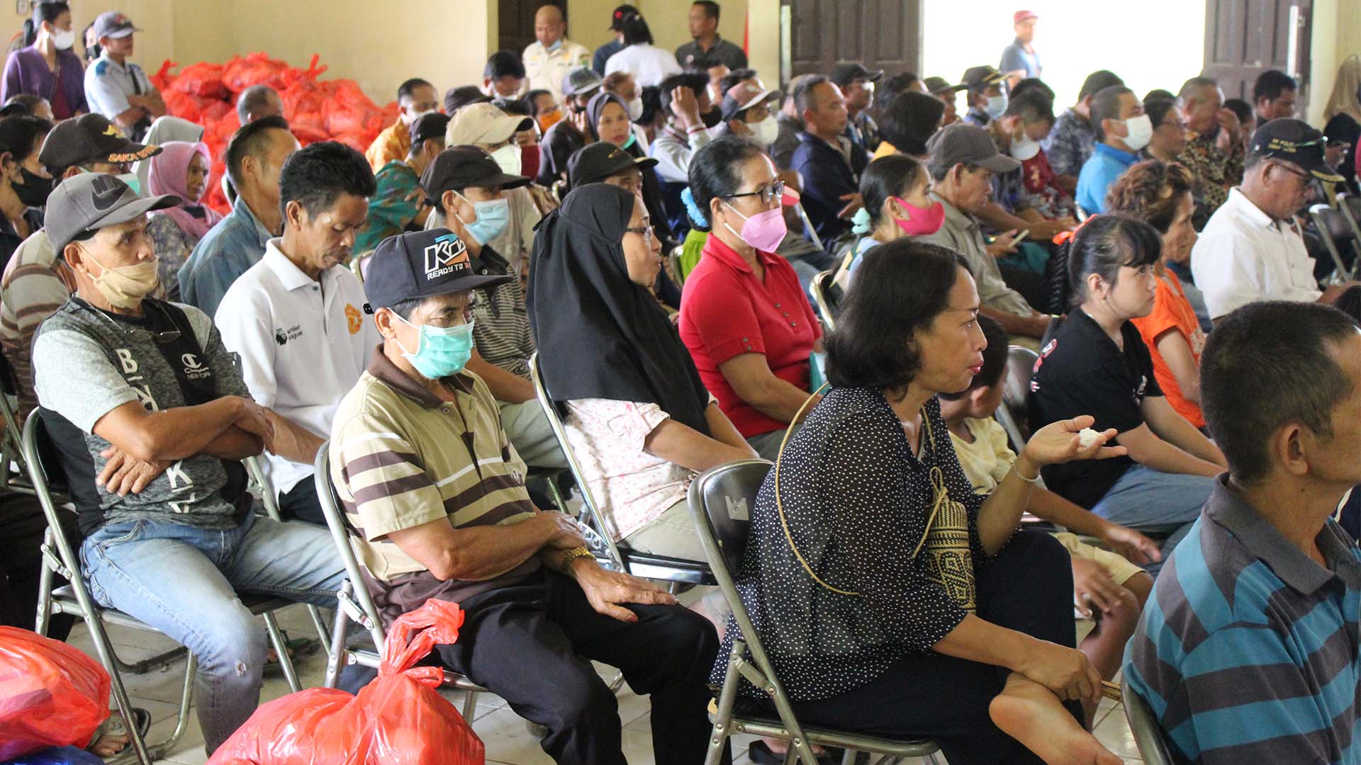 Pj. Bupati Barsel Serahkan Bantuan Sosial Untuk Kecamatan Gunung Bintang Awai