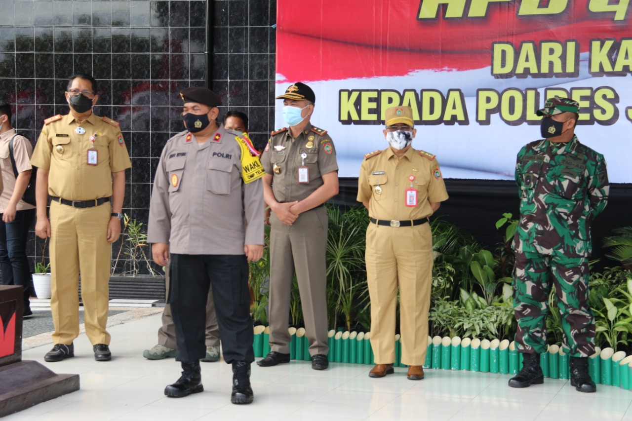 Asisten Administrasi Perekonomian dan Pembangunan Setda Kalteng Hadiri Acara Penyerahan APD & Bansos dari Kapolda Kalteng kepada Polres jajaran Polda