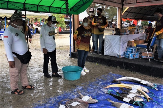 Bupati Kobar Hj Nurhidayah Tutup Lomba Memancing dan Festival Makan Ikan