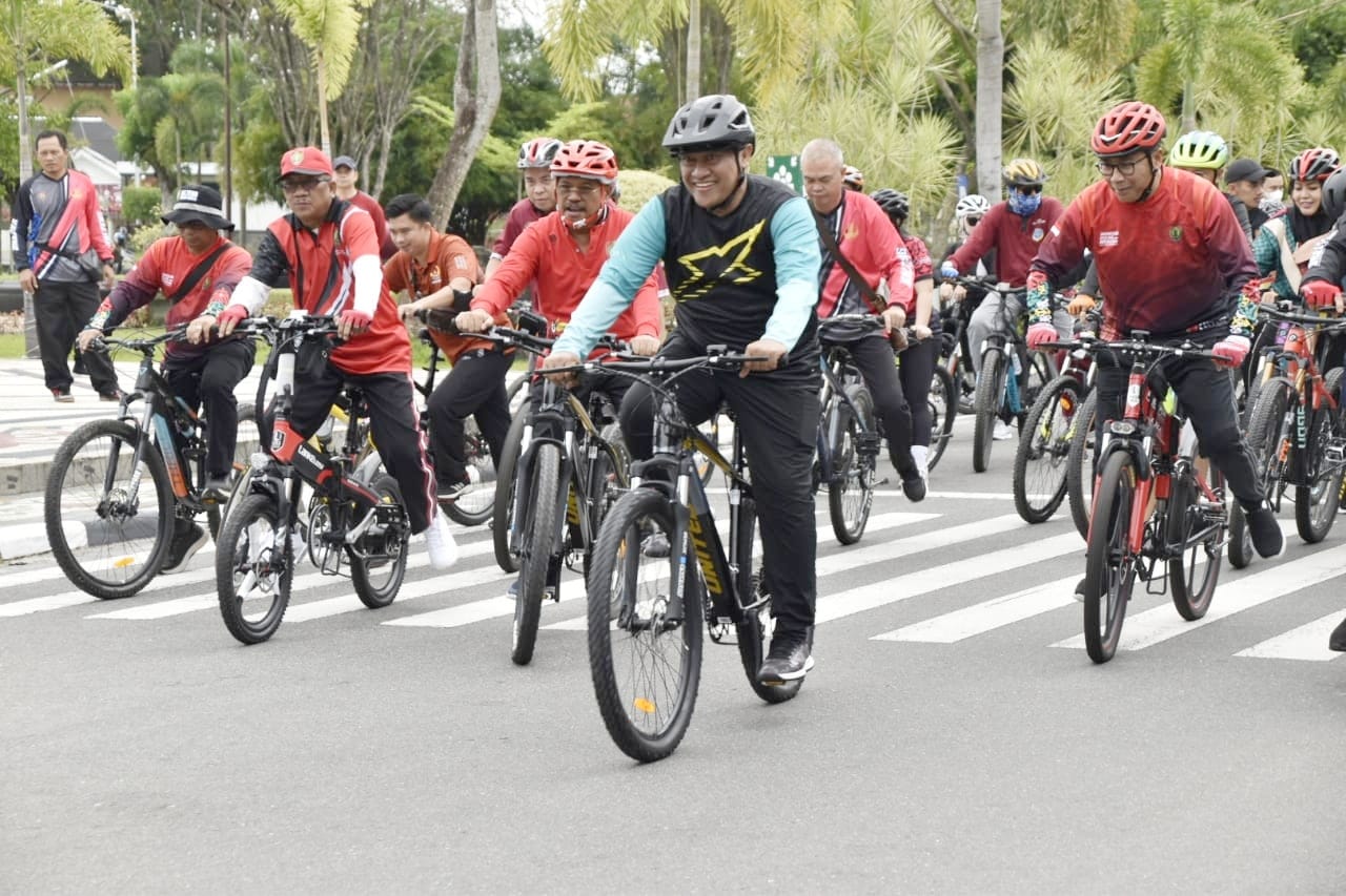 Tutup Tahun 2022, Pemprov. Kalteng Bersepeda Gowes dan Bagikan Sembako