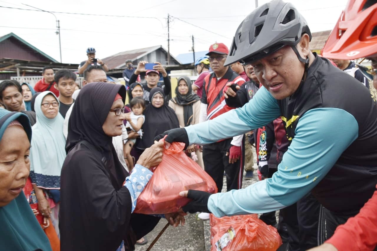 Tutup Tahun 2022, Pemprov. Kalteng Bersepeda Gowes dan Bagikan Sembako