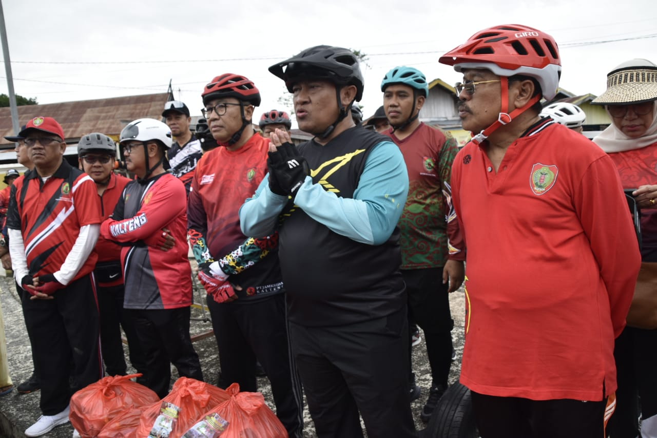 Tutup Tahun 2022, Pemprov. Kalteng Bersepeda Gowes dan Bagikan Sembako
