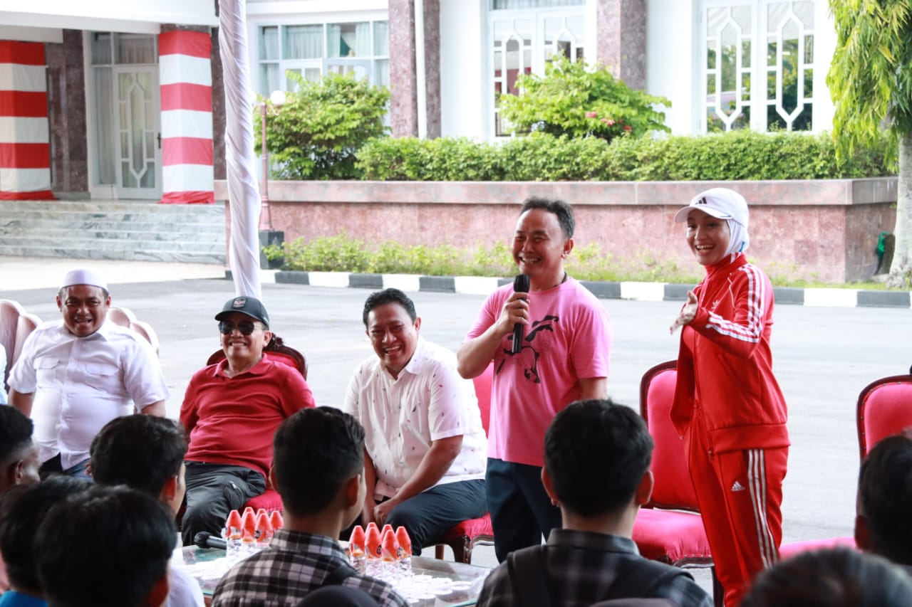 Gubernur Sugianto Sabran Serahkan Bantuan Sosial Lainnya Bagi Perwakilan Mahasiswa dan Mahasiswa Perantau di Kalteng