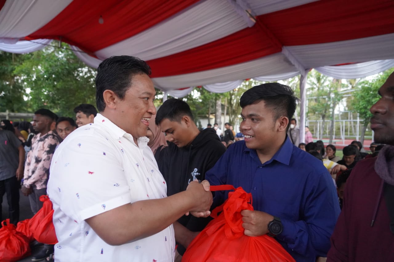 Gubernur Sugianto Sabran Serahkan Bantuan Sosial Lainnya Bagi Perwakilan Mahasiswa dan Mahasiswa Perantau di Kalteng