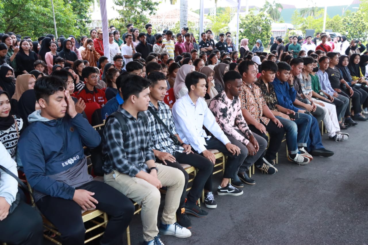 Gubernur Sugianto Sabran Serahkan Bantuan Sosial Lainnya Bagi Perwakilan Mahasiswa dan Mahasiswa Perantau di Kalteng