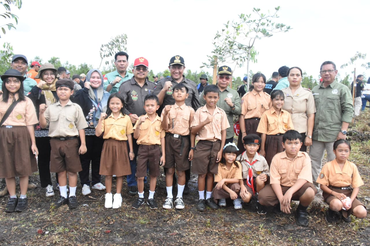 Wagub dan Sekda Kalteng Dampingi Wamen LHK RI Tanam Pohon Bersama di Desa Tuwung Kabupaten Pulang Pisau